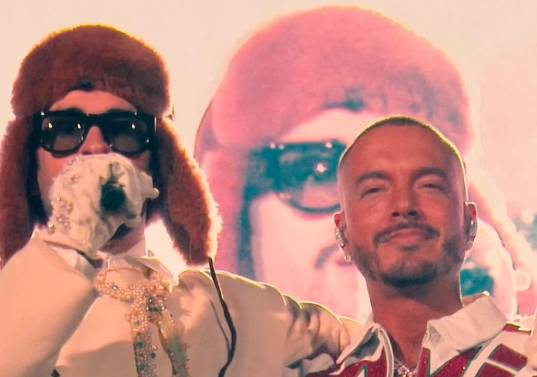 Bad Bunny y J Balvin cantaron <i>La canción</i> y <i>Qué pretendes</i> en México. FOTO: Cortesía
