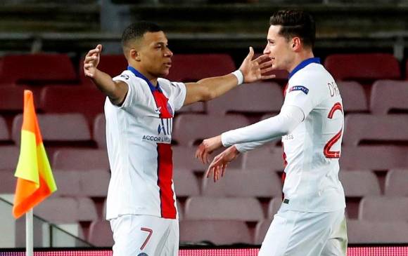El delantero Kylian Mbappé, celebra uno de los tres goles que marcó con el PSG en la victoria como visitante ante Barcelona. FOTO EFE