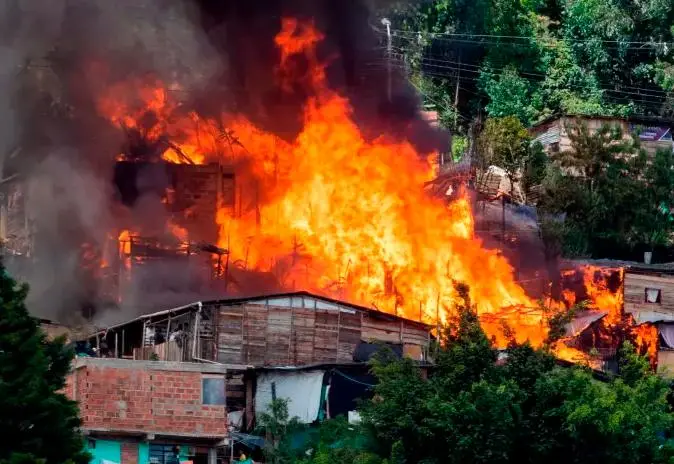 Después de cometer el asesinato, el presunto agresor quemó la casa para maquillar la escena del crimen. FOTO DE REFERENCIA ESNEYDER GUTIÉRREZ