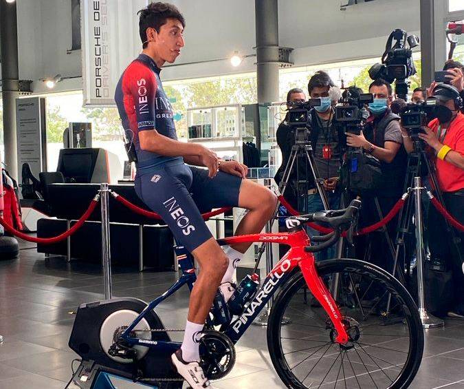 Egan Bernal dialogó con la prensa a la par que pedaleaba sobre una bicicleta inmóvil. . FOTO: @Salomefajardo