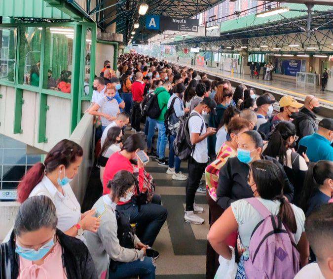 Por la novedad, hubo acumulación de pasajeros en algunas estaciones. FOTO: TOMADA DE TWITTER @Jcabreralpz