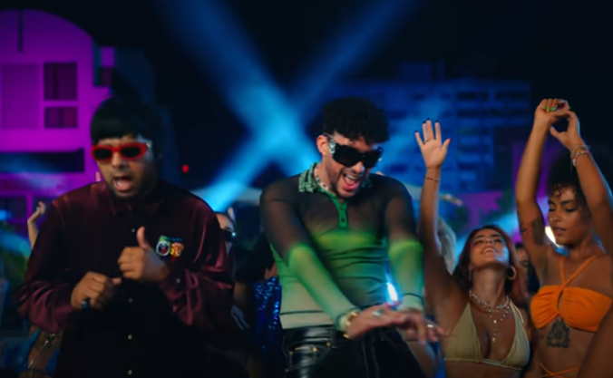 Por la interpretación y composición de la canción Me porto bonito, Bad Bunny y Chencho Corleone obtuvieron el premio de canción del año. FOTO: Captura de pantalla vídeo musical de Me porto bonito 