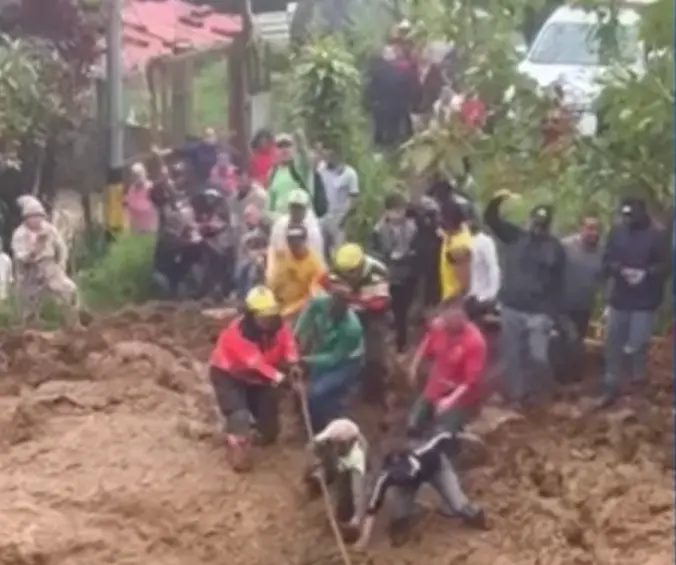 Una adulta mayor fue rescatada de la avalancha en Bello. FOTO: Captura de video