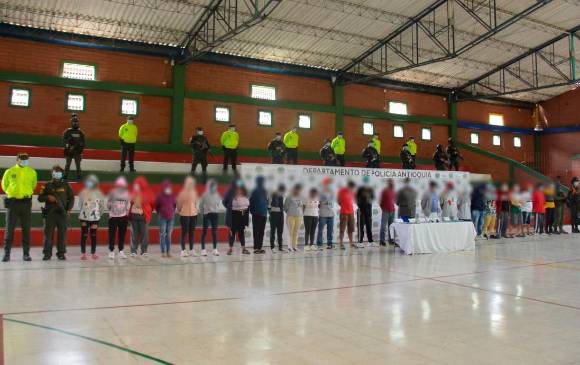 En total fueron capturadas 33 personas, entre las que hay 11 mujeres, según la Policía. FOTO Cortesía