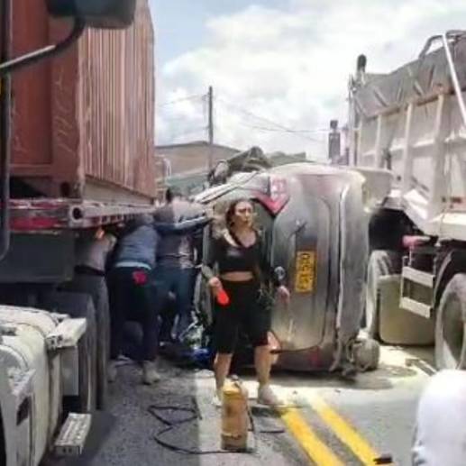 Así quedó uno de los vehículos involucrado en el accidente de la vía a Santa Bárbara. FOTO: Cortesía Denuncias Antioquia.