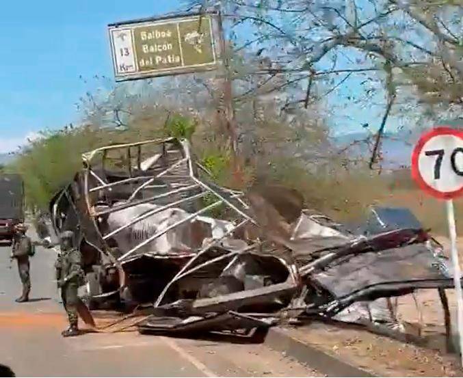 Así quedó el furgón desde el cual dispararon los tatucos contra la base militar en El Patía, Cauca. IMAGEN TOMADA DE VIDEO.