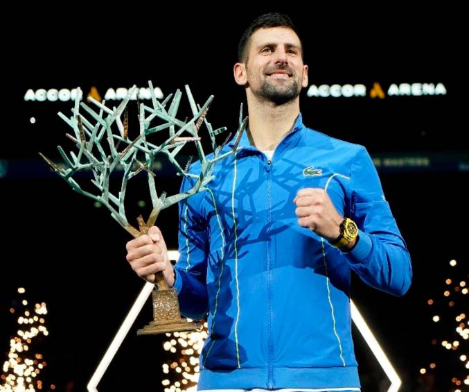 El serbio Novak Djokovic celebra un nuevo título en su brillante carrera deportiva. FOTO TOMADA @ROLEXPARISMASTERS