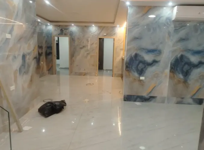 La mansión contaba con aire acondicionado, iluminación y paredes adornadas con finas baldosas, todo para el disfrute del delincuente. Imagen tomada de, Ejercito Ecuatoriano.