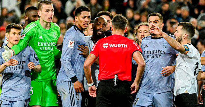 El árbitro, además de anular el gol del Real Madrid, le sacó una roja al jugador Blanco Jude Bellingham en la misma jugada. FOTO Tomada de ‘X’: @realmadrid