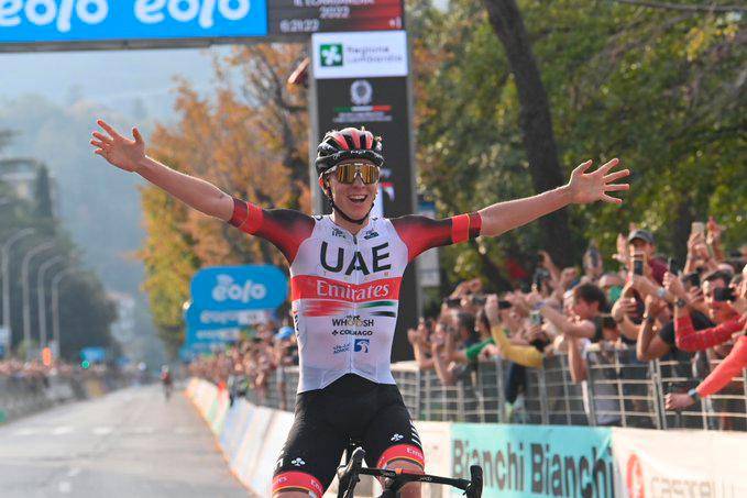 Pogacar volvió a brillar. En Italia logró su triunfo 16 de la temporada. FOTO TWITTER GIRO DE LOMBARDÍA