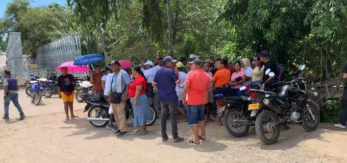Los sanjuaneros se reunioeron en una de las cabeceras de la zona para manifestarse por los retrasos en la instalación del puente provisional. FOTO: Cortesía