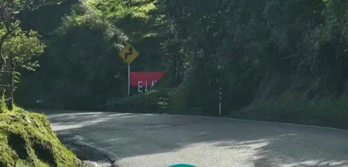 Bandera del ELN en vía que comunica a Medellín con la Costa Caribe, en zona de Valdivia. Foto: cortesía Guardianes Antioquia