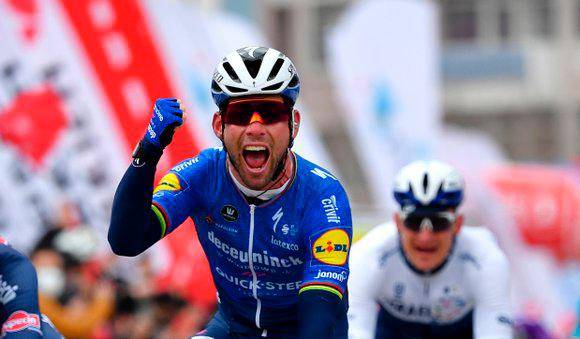 Mark Cavendish demuestra que a su edad aún puede ser competitivo y ganador en el ciclismo mundial. FOTO TWITTER DECEUNINCK