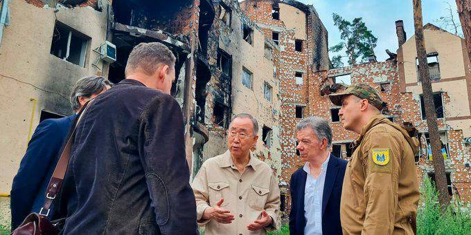El expresidente colombiano viajó a Kiev en compañía del exsecretario general de la ONU, Ban Ki-moon. FOTO: TWITTER @JuanManSantos