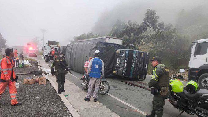 El camión transportaba una mudanza y su conductor no recibió ningún tipo de auxilio. FOTO: CORTESÍA