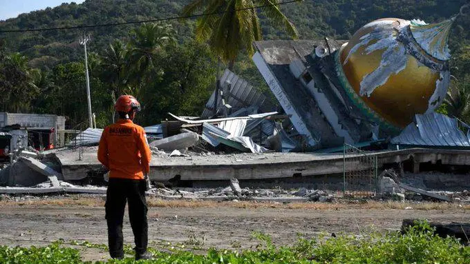 Esta fotografía, facilitada y difundida el 17 de agosto de 2026 por la Agencia Nacional de Búsqueda y Rescate de Indonesia (BASARNAS), muestra a un rescatista realizando operaciones cerca de una mezquita derrumbada tras un terremoto de magnitud 7,7 en la localidad de Satar Kampas, en Manggarai Oriental (Nusa Tenggara Oriental).El sismo de magnitud 7,7, ocurrido en la madrugada del 15 de agosto, causó la muerte de 54 personas y dejó más de 100 heridos. Las autoridades de rescate informaron que no hubo reportes de personas desaparecidas. Foto: AFP - INDONESIA’S NATIONAL SEARCH AND RESCUE AGENCY (BASARNAS)
