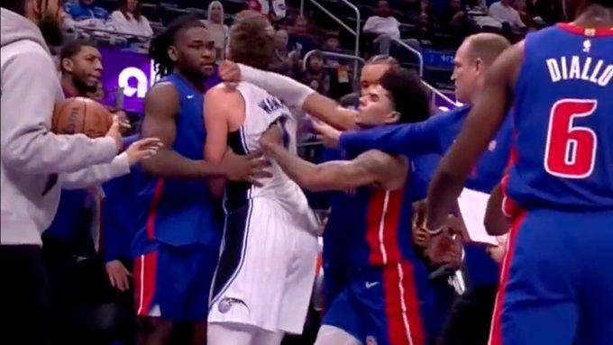 Tremenda gresca se armó en el partido entre Detroit Pistons y los Orlando Magic. FOTO: Twitter