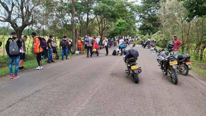 El bloqueo se da entre la vía que conecta a Necoclí y San Juan de Urabá. FOTO: Cortesía Denuncias Antioquia.
