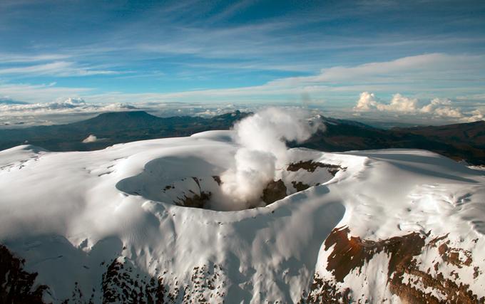Cráter del Nevado del Ruiz. El volcán está en la zona de influencia de 5 departamentos de Colombia y es una de las 25 estructuras geológicas de ese tipo que tiene el país. FOTO: Tomada de Twitter @sgcol