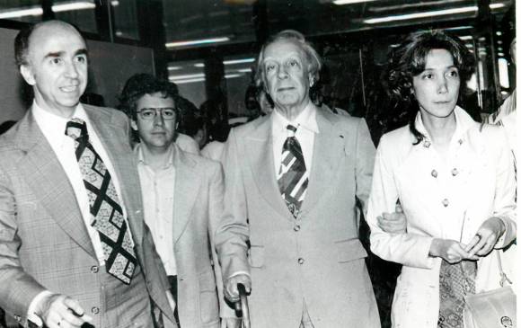 Jorge Luis Borges (en el centro) en su visita a Medellín en 1978. FOTO Archivo El Colombiano.
