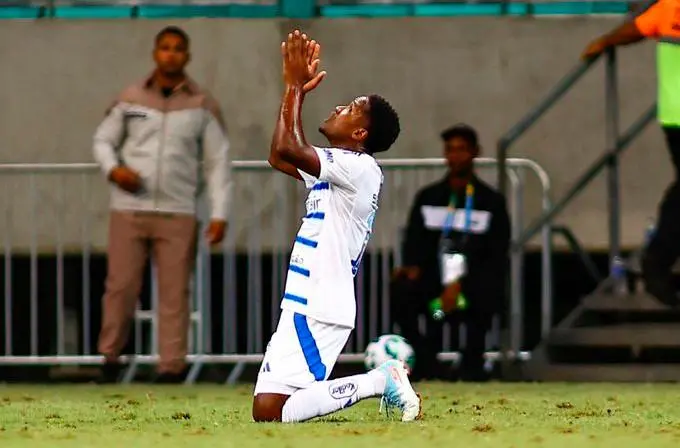 El colombiano Luis Sinisterra celebrando su tanto con Cruzeiro en Brasil. FOTO TOMADA X @Cruzeiro