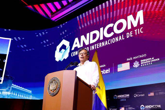 El presidente Gustavo Petro tuvoi su primer gran encuentro con el sector TIC. FOTO: ANDICOM