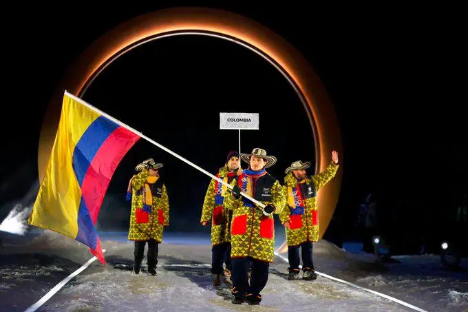 La bandera de Colombia en la inauguración de los Olímpicos de Invierno. FOTO @juegosolimpicos