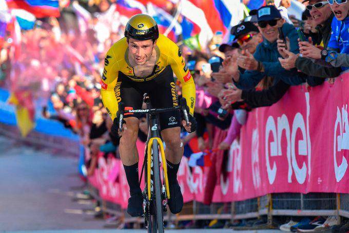Primoz Roglic se montará este domingo, y por segunda vez en su carrera, al podio del Giro de Italia. En 2019 fue tercero y ahora será campeón. FOTO TWITTER JUMBO-VISMA