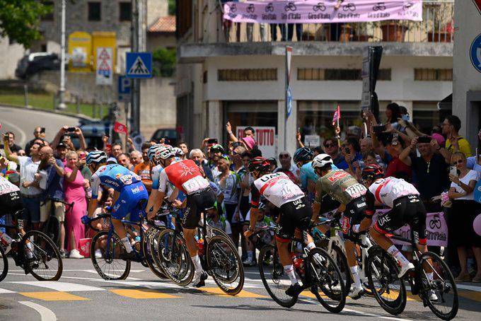 152 corredores siguen en carrera en el Giro. Este viernes se retiró el ecuatoriano JÉfferson Alexander Cepeda (Drone Hopper). FOTO: TOMADA DE TWITTER @giroditalia