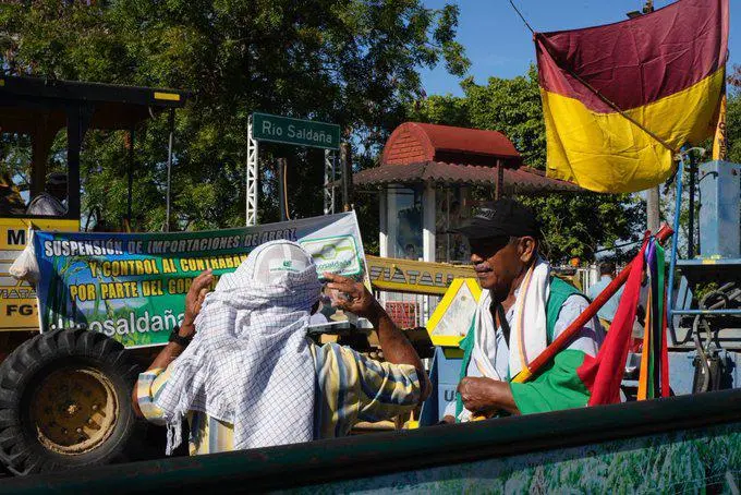 Avanza el quinto día del paro arrocero con bloqueos en la vía Bogotá-Villavicencio y otros departamentos que también están siendo afectados.