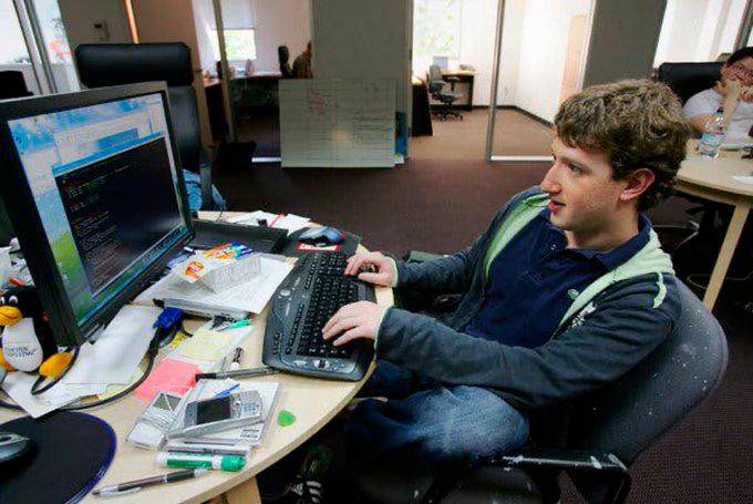 Mark Zuckerberg, creador de Facebook y actualmente CEO de Meta, durante los primeros años de la compañía. FOTO Twitter: @JonErlichman
