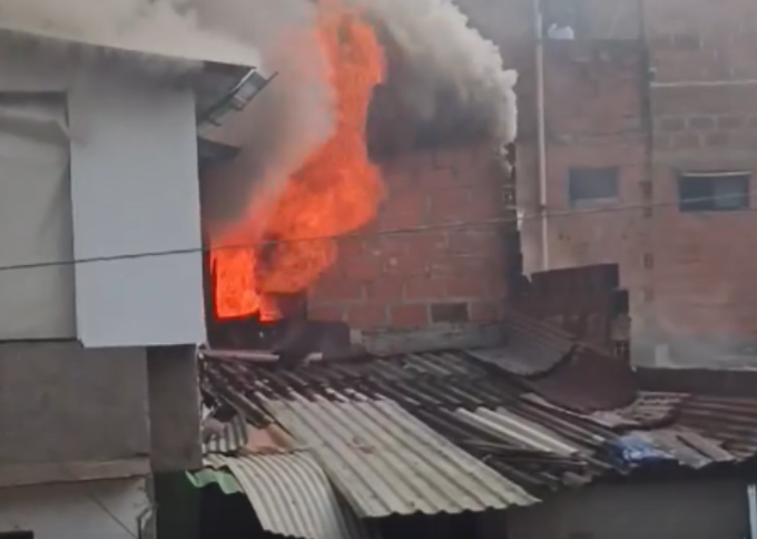 El incendio consumió por completo una vivienda ubicada en un quinto piso en Itagüí. Foto: cortesía.