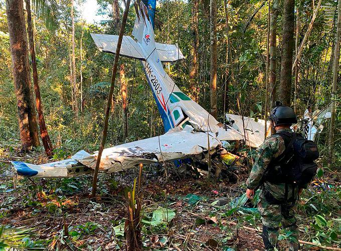 La familia confirmó que los niños encontraron uno de los kits de comida que arrojó la Fuerza Aérea desde el aire a la selva. Ese y los frutos fueron su alimento. FOTO Cortesía Presidencia