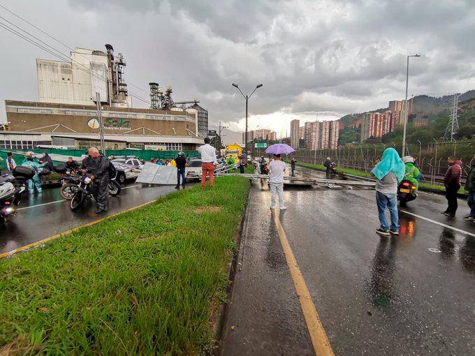 La valla que cayó sobre la Avenida Paralela afectó un vehículo y bloqueó ambos sentidos de la vía. FOTO: Cortesía Denuncias Antioquia.