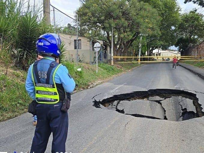 Hueco en la vía en Villa Hermosa, Medellín. Foto: cortesía