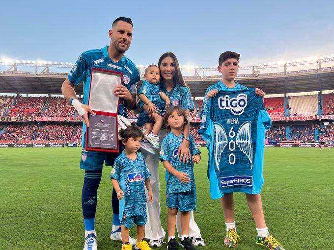 El arquero uruguayo acompañado de su esposa e hijos en el homenaje que le hizo el Junior en el estadio Metropolitano antes del duelo contra Santa Fe por la cuarta fecha. FOTOS Cortesía Junior F.C.