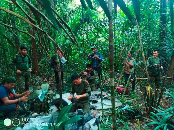 Este fue el momento del rescate de los 4 niños indígenas extraviados en la selva. FOTO: Cortesía Fuerzas Armadas