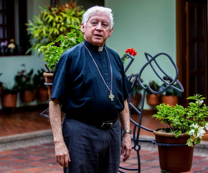 Monseñor Noel Londoño Buitrago, obispo de la Diócesis de Jericó. La imagen fue durante una entrevista de 2023. FOTO JULIO CÉSAR HERRERA