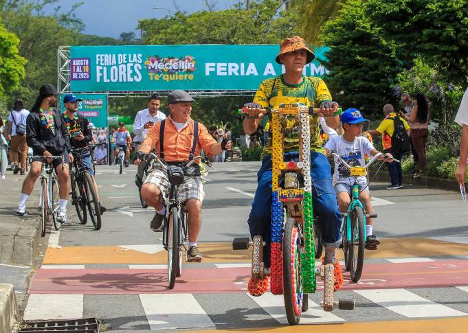 El ciclopaseo, que ya se ha convertido en un evento esperado por locales y visitantes, recorrió cerca de 12 kilómetros por las calles de la ciudad, exaltando no solo la cultura paisa, sino también la importancia de la movilidad sostenible. Foto: Camilo Suárez Echeverry