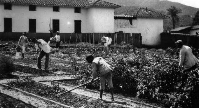Foto histórica de los primeros días de la centenaria institución de educación. FOTO: Cortesía