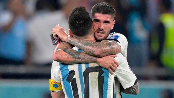 Rodrigo de Paul y Lionel Messi forjaron una amistad que ha llevado lejos a Argentina. FOTO EFE