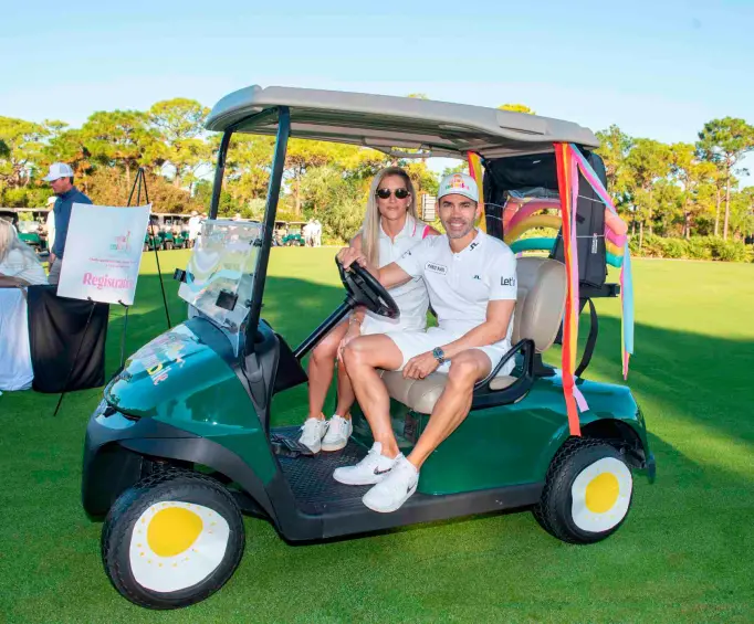 Camilo Villegas y su esposa María Ochoa durante uno de los recorridos del torneo que hace anualmente la Fundación Mia’s Miracles, para recaudar fondos. FOTO CORTESÍA 
