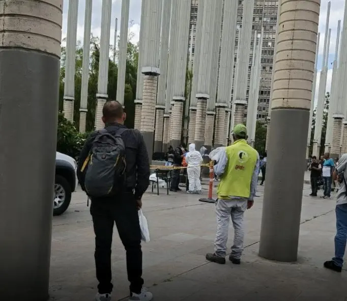 Momento del hallazgo del feto por parte de las autoridades. FOTO: CORTESÍA