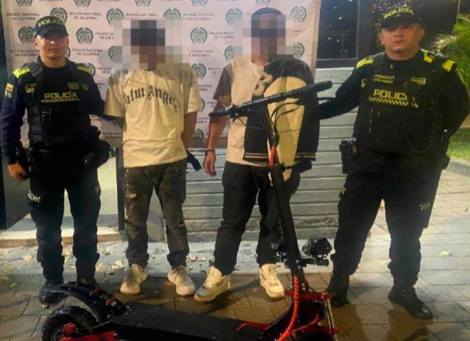 Los dos sospechosos son señalados de robarse una patineta en el occidente de Medellín. FOTO: Cortesía Secretaría de Seguridad