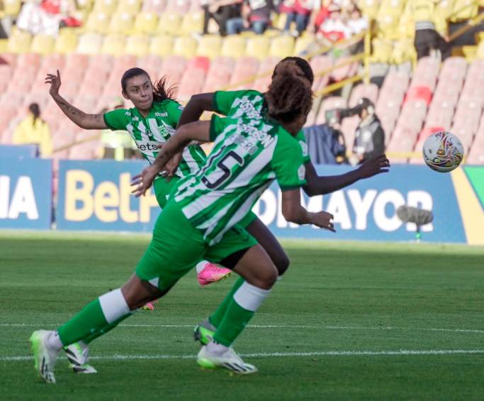 Este cobro de Yoreli Rincón se convirtió en el primer gol de Nacional en el duelo ante Santa Fe en El Campín. FOTO CORTESÍA ATLÉTICO NACIONAL 