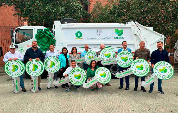 Los diez alcaldes de los municipios beneficiados recibieron los camiones de parte de la Gobernación. FOTO CORTESÍA