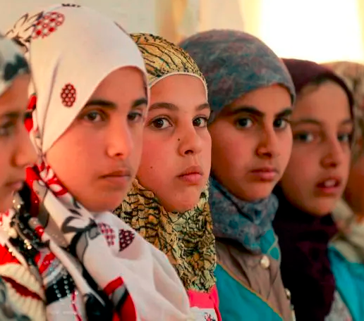 Un profesor rapó la cabeza de varias niñas por llevar “incorrectamente” el hiyab. Foto: AFP. 