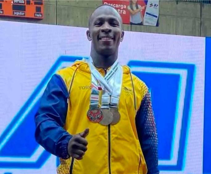 El pesista colombiano Edwin Andrés Lagarejo se quedó con la medalla de oro en el Campeonato Mundial de Halterofilia que se disputa en Baréin. FOTO CORTESIA COC