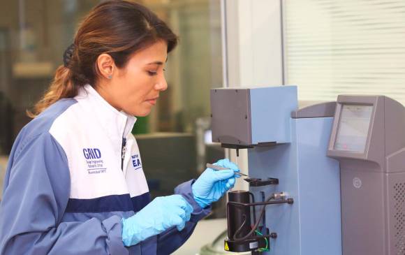 En el laboratorio de la Universidad Eafit, la profesora Mónica Lucía Álvarez crea la membrana de filtración basada en nanofibras con la que se pueden fabricar los tapabocas. FOTO cortesía universidad eafit