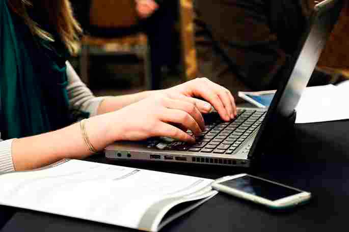 El evento, que se transmitirá por YouTube, ofrecerá orientación en tiempo real y vacantes en sectores como logística, salud y servicios. FOTO: GETTY